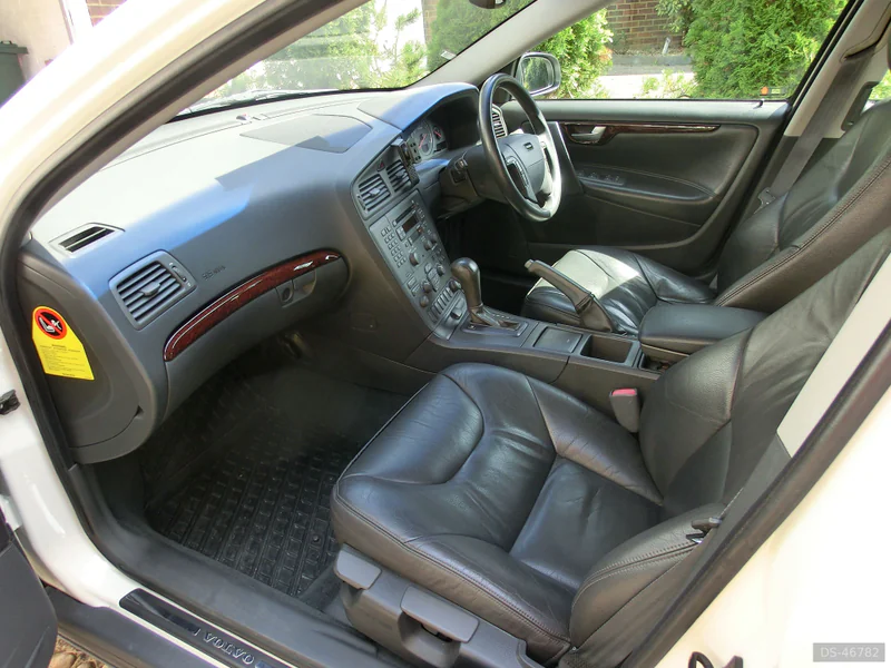 2000 Volvo V70 T5 SE Auto in Gatwick 3