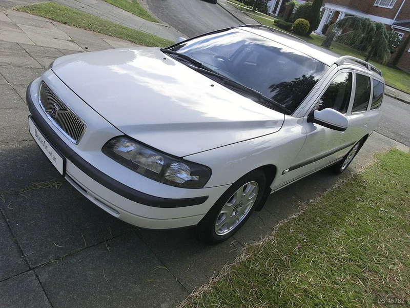2000 Volvo V70 T5 SE Auto in Gatwick 2