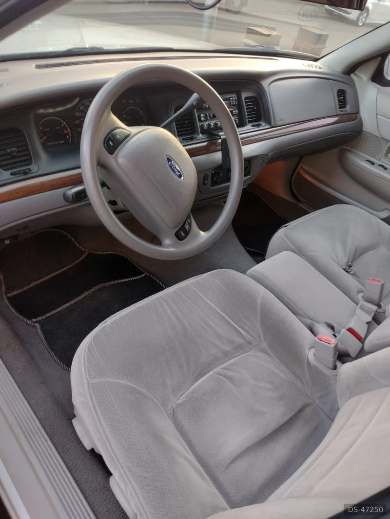 2002 Ford Crown Victoria in Leicestershire 8