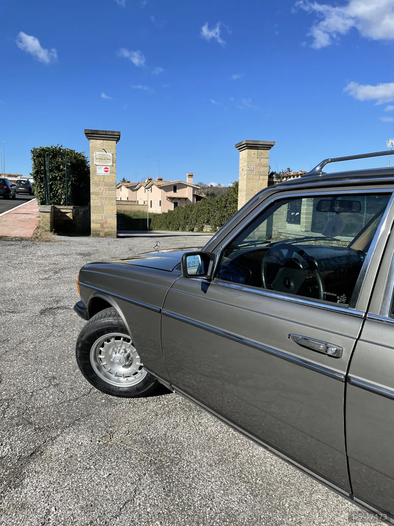 1984 Mercedes-Benz W123 in Roma 5