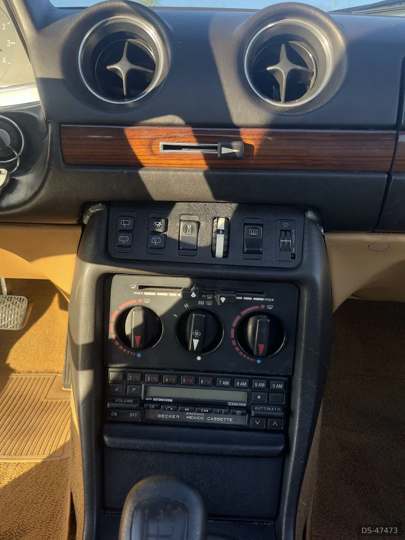 1984 Mercedes-Benz W123 in Roma 6