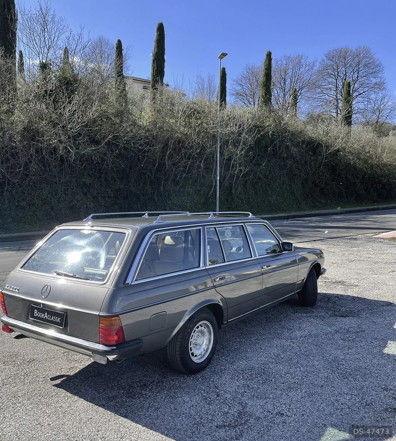 1984 Mercedes-Benz W123 in Roma 1
