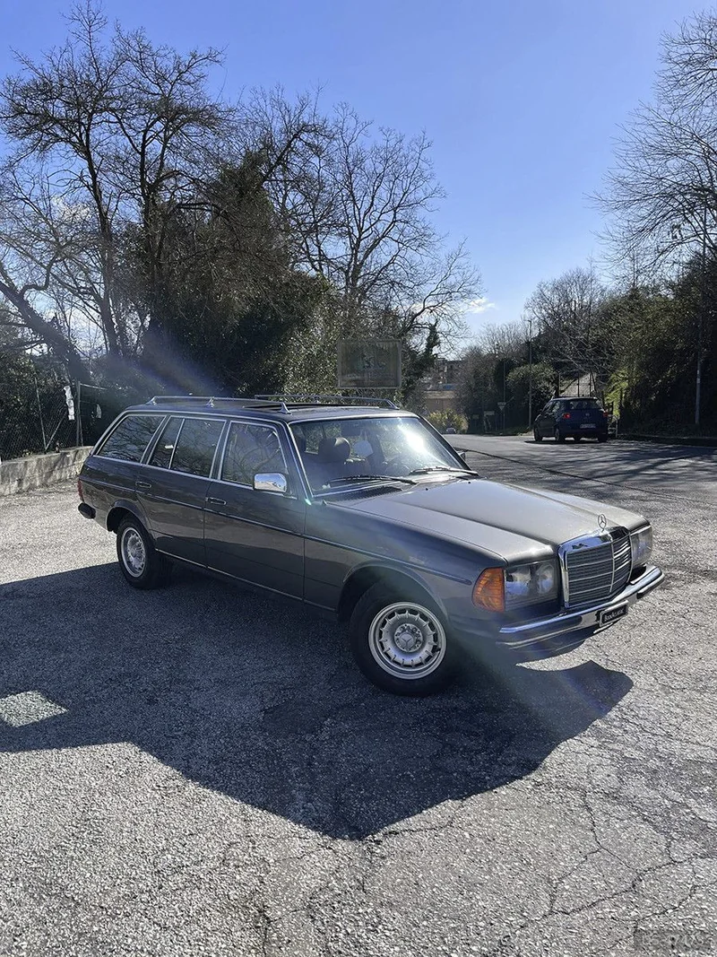1984 Mercedes-Benz W123 in Roma 10