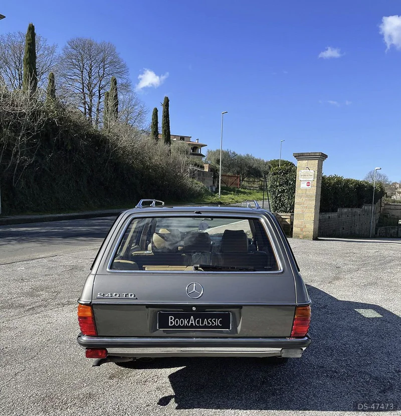1984 Mercedes-Benz W123 in Roma 3