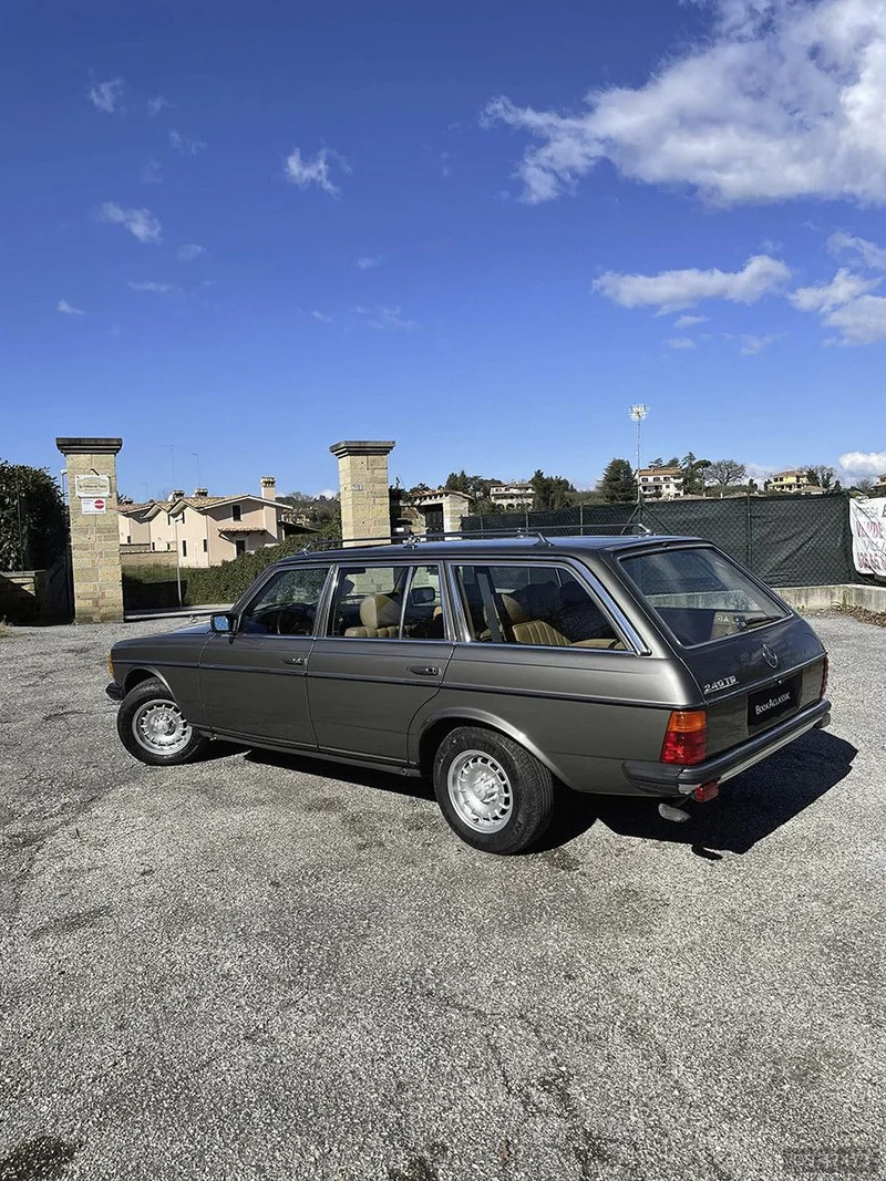 1984 Mercedes-Benz W123 in Roma 4