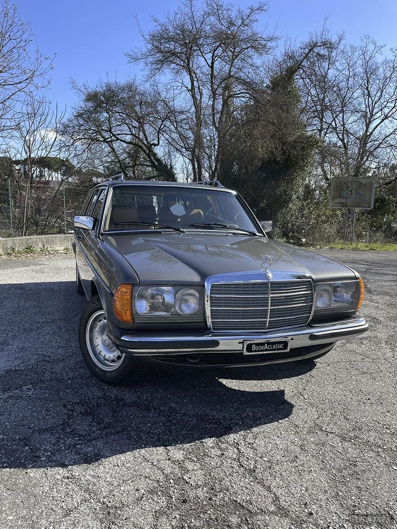 1984 Mercedes-Benz W123 in Roma 7