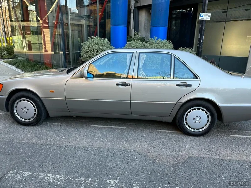 1993 Mercedes-Benz 400se in London 2