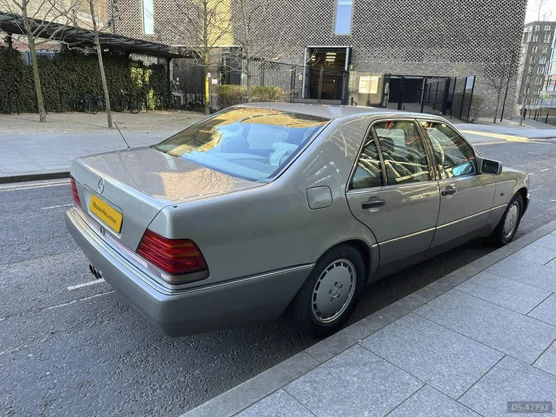 1993 Mercedes-Benz 400se in London 7