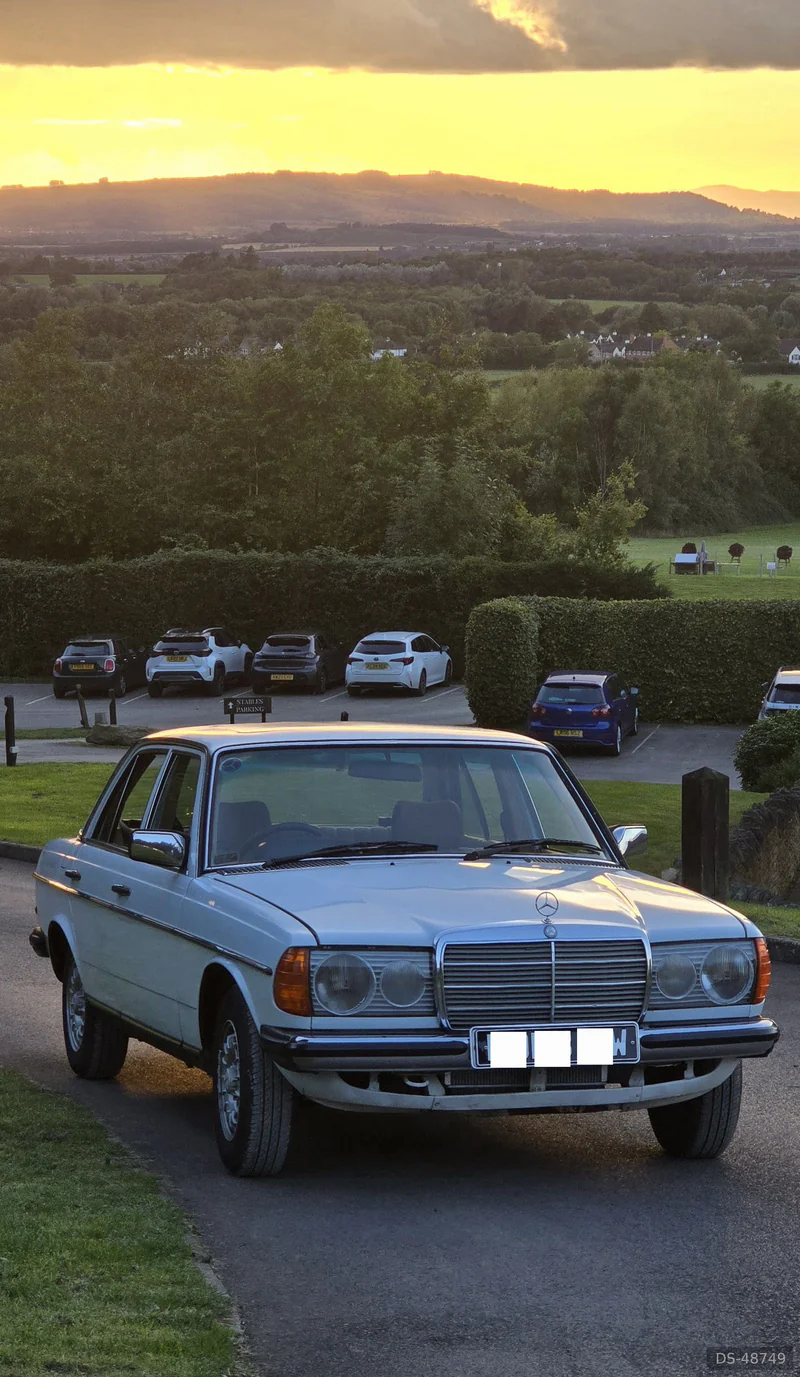 1981 Mercedes-Benz W123 in Leicester 2