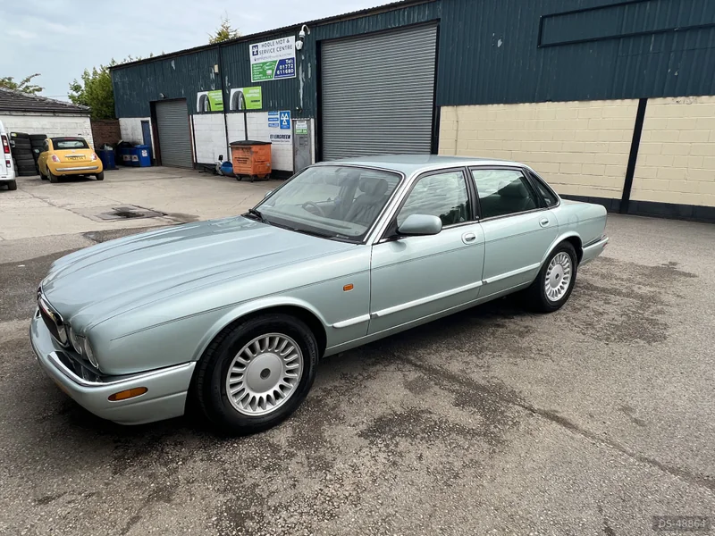 1998 Jaguar Xj8 in Burnley 4