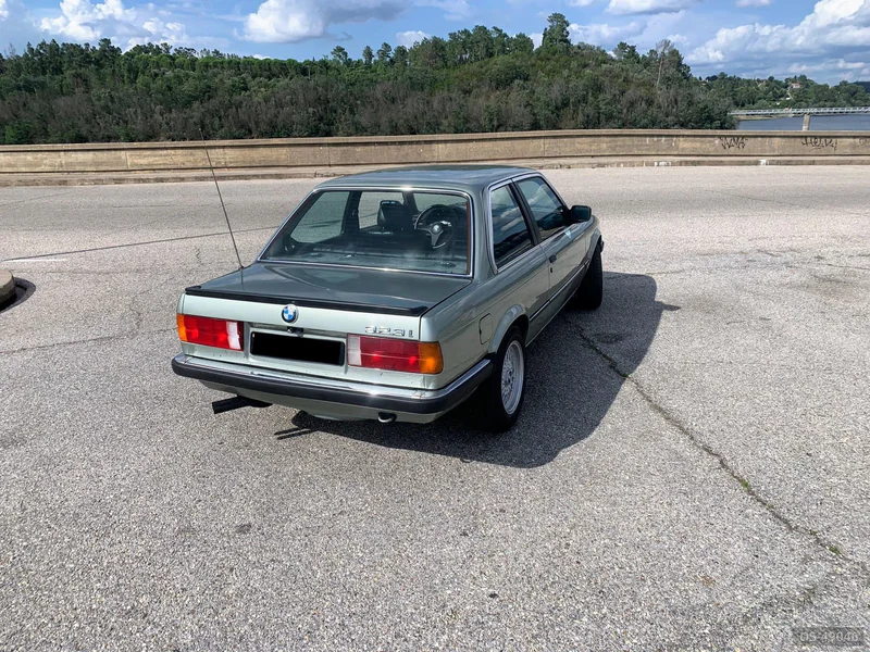 1983 BMW E30 in Olival Basto 4