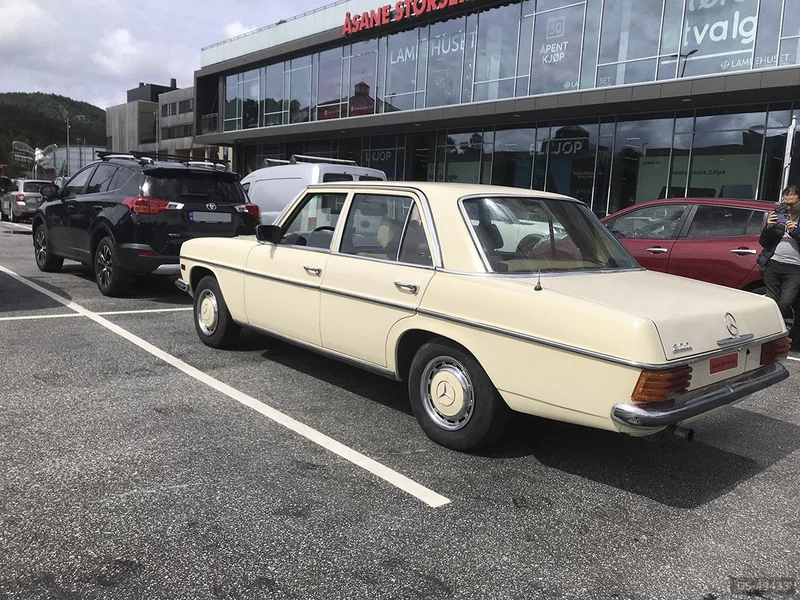 1976 Mercedes-Benz 200 in Bergen 2