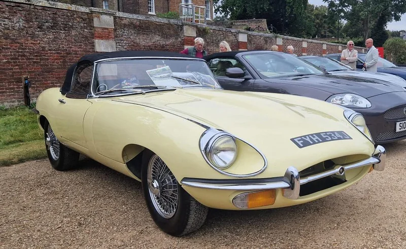 1970 Jaguar E-type in Hook 6