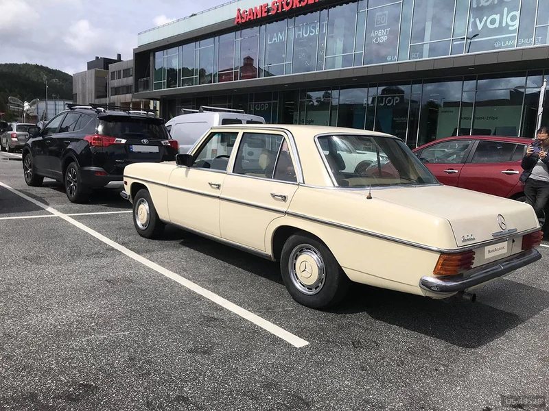 1976 Mercedes-Benz 200 in Bergen 2