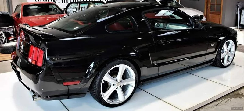 2006 Ford Mustang V8 in Binche 2