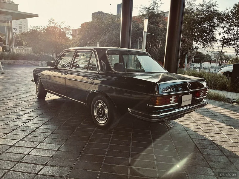1970 Mercedes-Benz E 250 in Monterrey 4