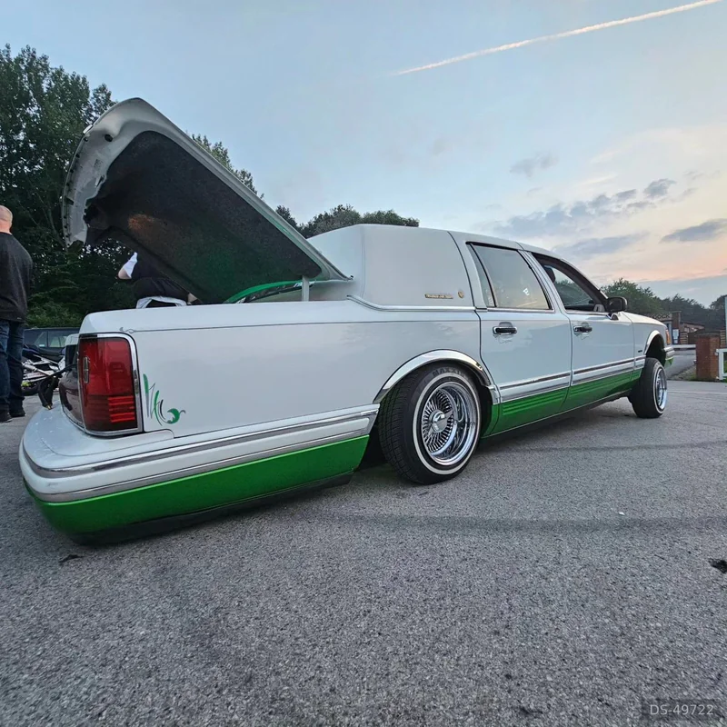 1991 Lincoln Towncar in Wakefield 1