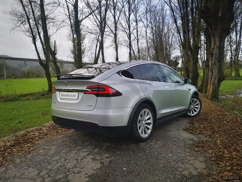2017 Tesla Model X in Braga 3