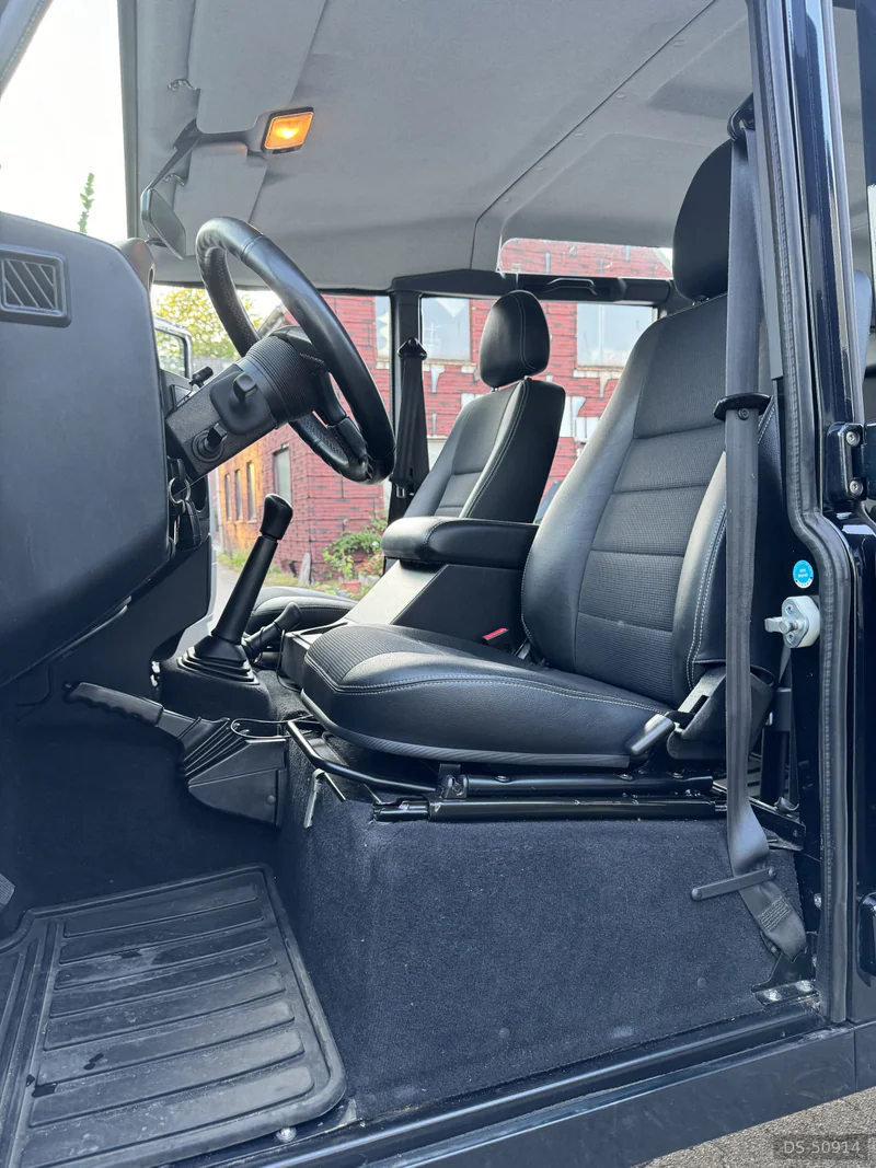 2011 Land Rover Defender in Hamburg 6