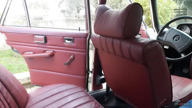 1975 Mercedes-Benz W114 in Vigo 4