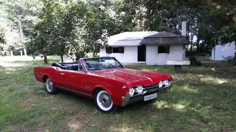 1967 Oldsmobile Cutlass Convertible in Sarria 3
