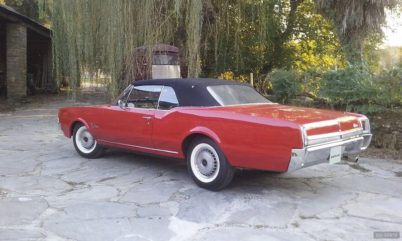 1967 Oldsmobile Cutlass Convertible in Sarria 6
