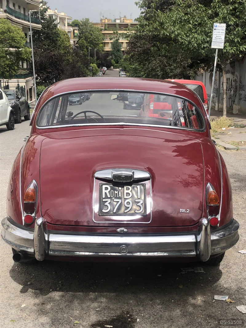 1967 Jaguar Mk2 in Roma 5