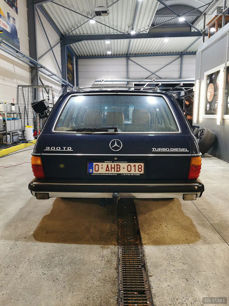 1984 Mercedes-Benz W123 T in Herk-de-stad 2