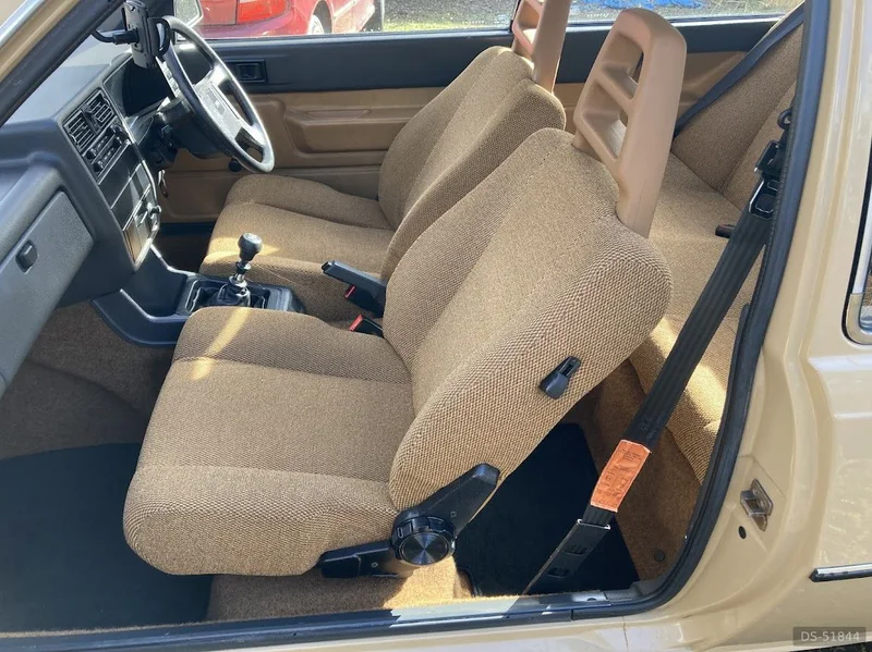 1984 Volvo 340 Dl in London 3