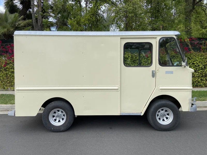 1968 Ford Grumman Van in Los Angeles 7