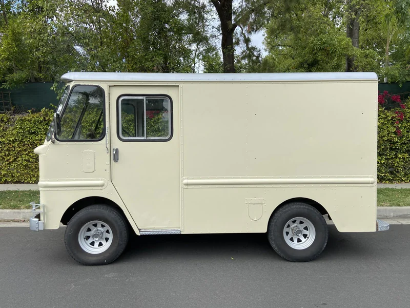 1968 Ford Grumman Van in Los Angeles 8