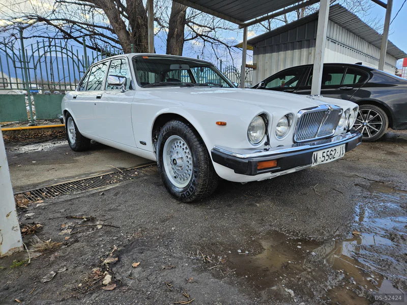 1986 Jaguar Xj12 in Sofia 6