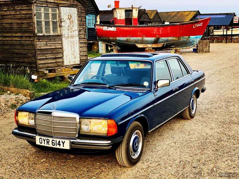 1983 Mercedes-Benz W123 - 230e in London 9