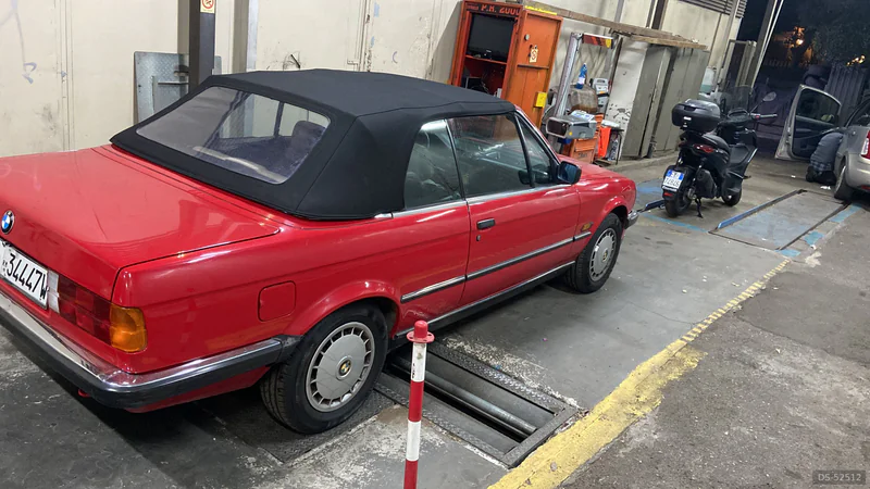 1990 BMW E30 in Roma 3