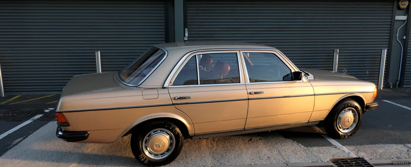 1981 Mercedes-Benz 200 in London 4