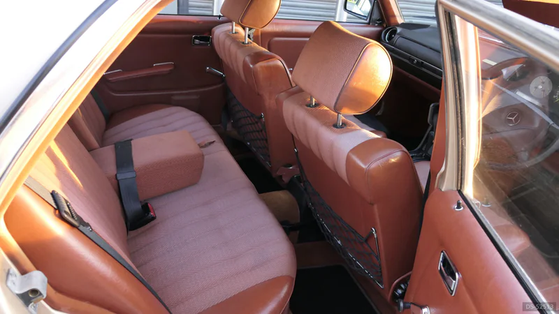1981 Mercedes-Benz 200 in London 7