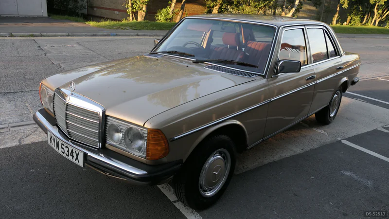 1981 Mercedes-Benz 200 in London 3