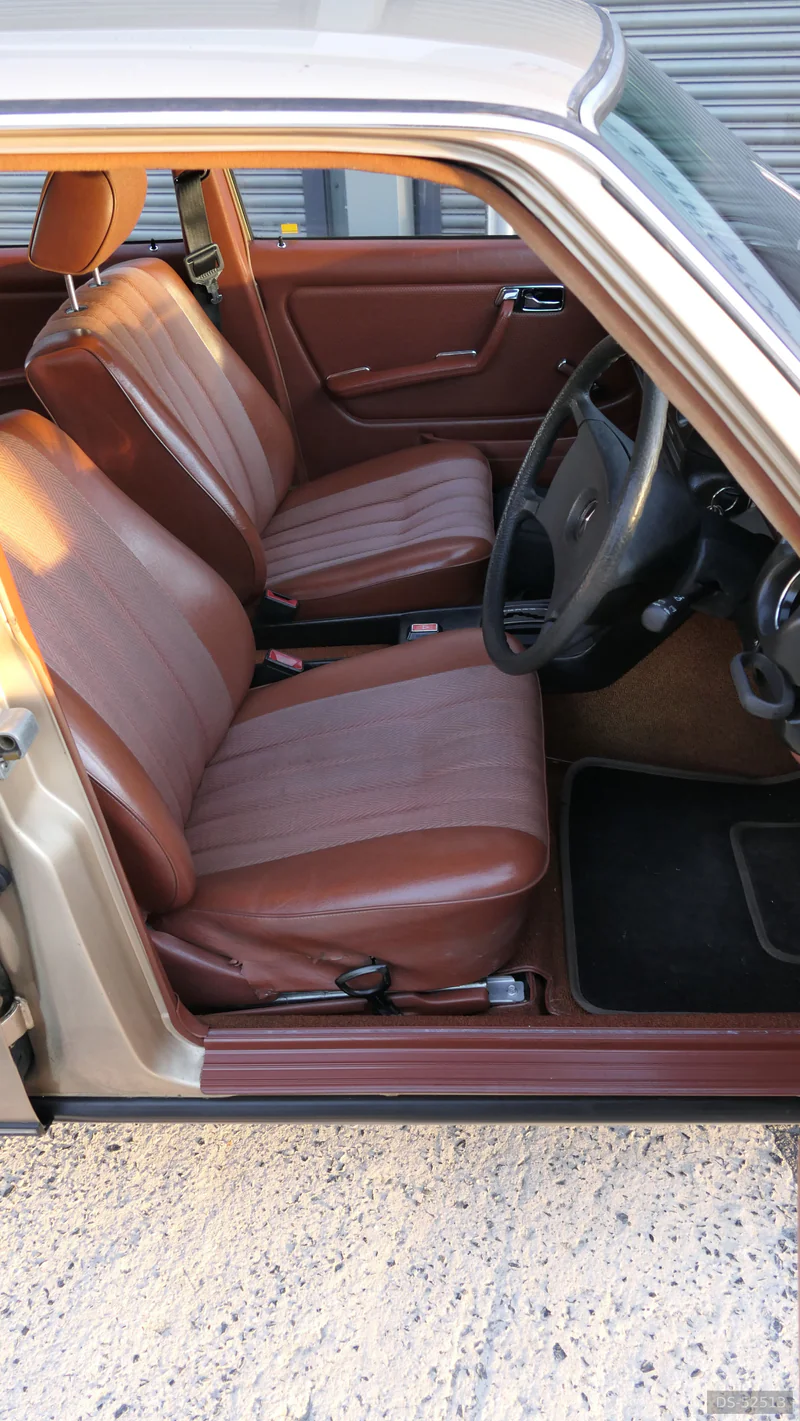 1981 Mercedes-Benz 200 in London 6