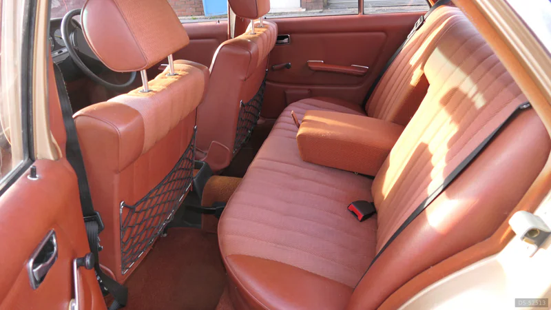 1981 Mercedes-Benz 200 in London 8