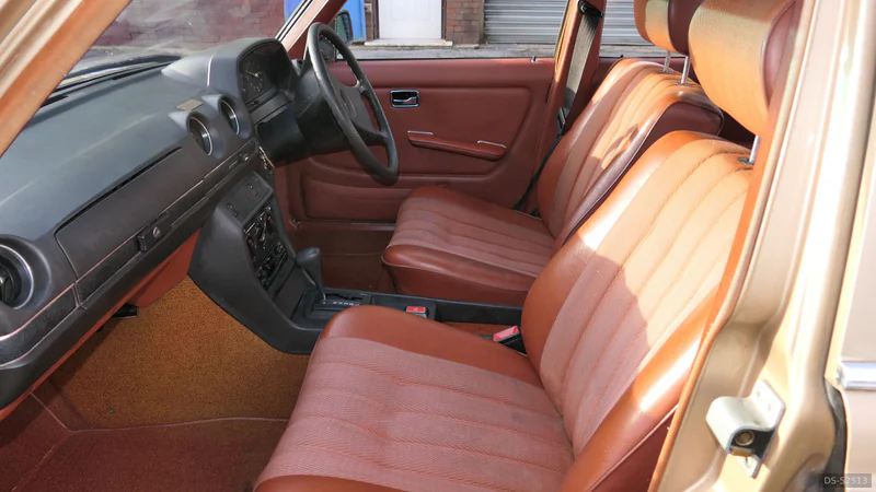 1981 Mercedes-Benz 200 in London 5