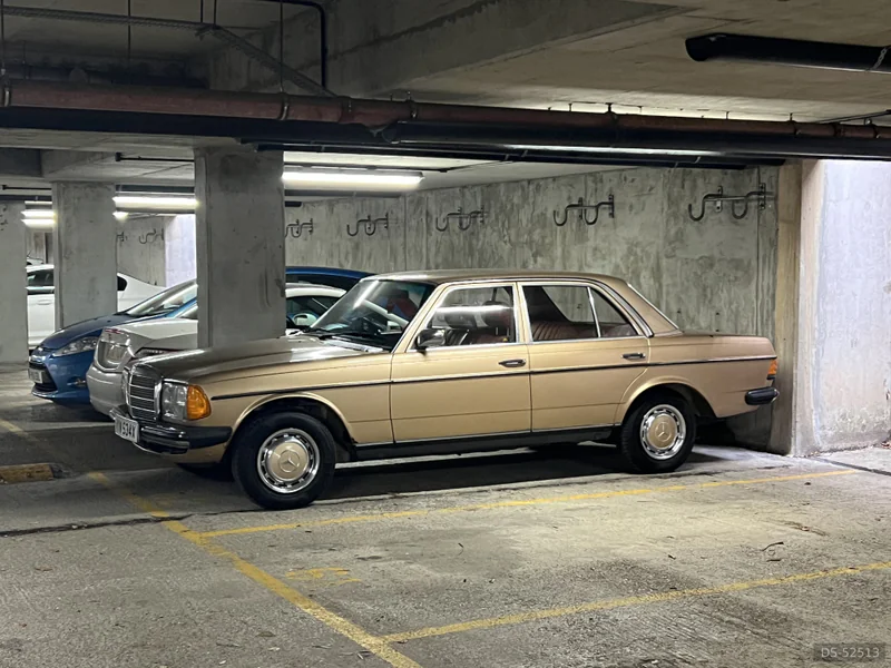1981 Mercedes-Benz 200 in London 2