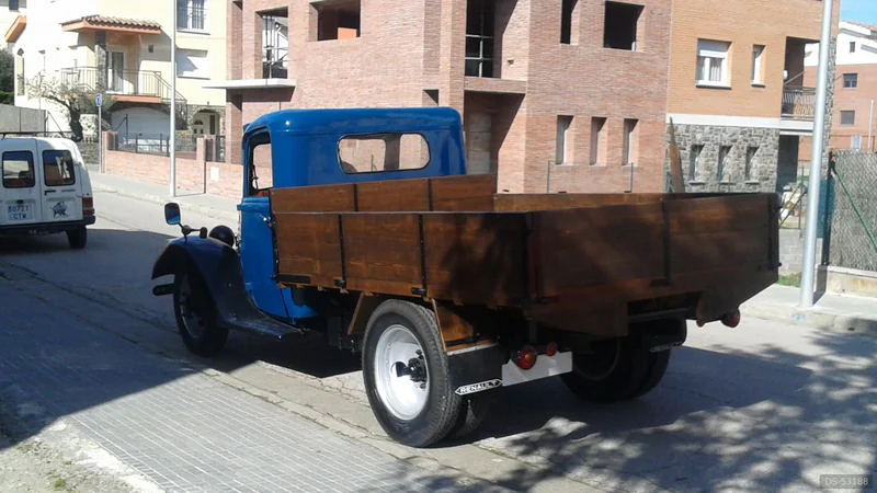 1938 Renault Agc in Madrid 3