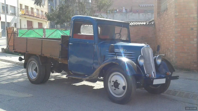 1938 Renault Agc in Madrid 4