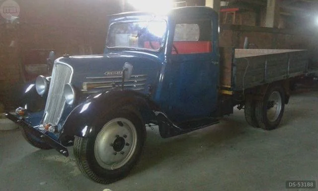 1938 Renault Agc in Madrid 6