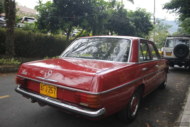 1974 Mercedes-Benz 250 in Medellín 2