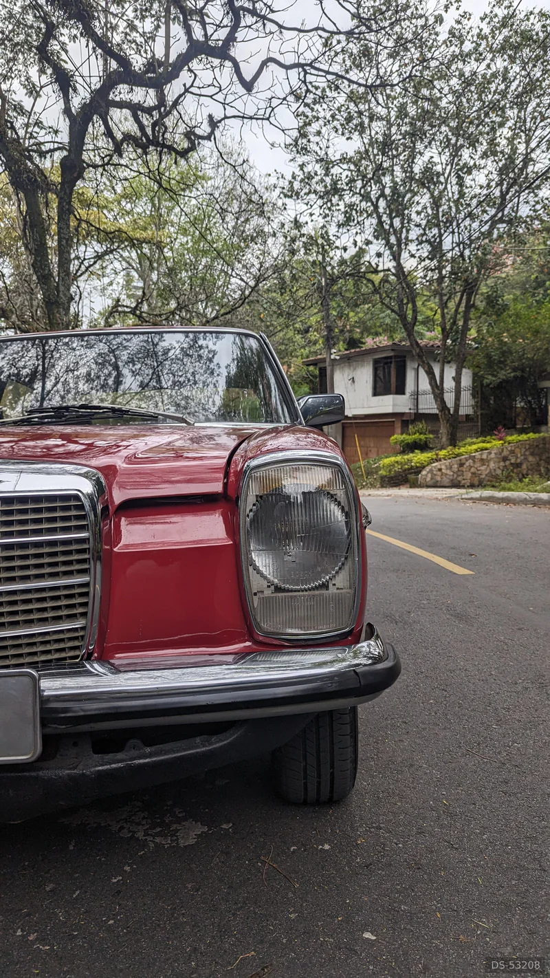 1974 Mercedes-Benz 250 in Medellín 3