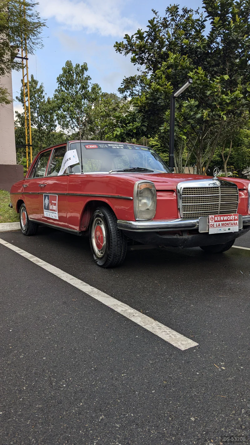 1974 Mercedes-Benz 250 in Medellín 8