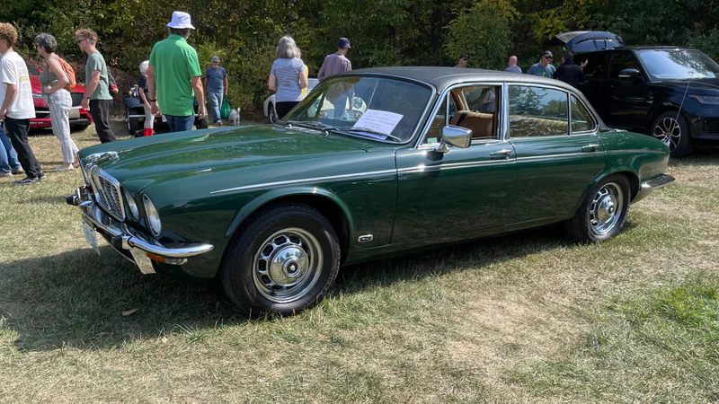 1975 Jaguar Xj12 in Hamilton 11