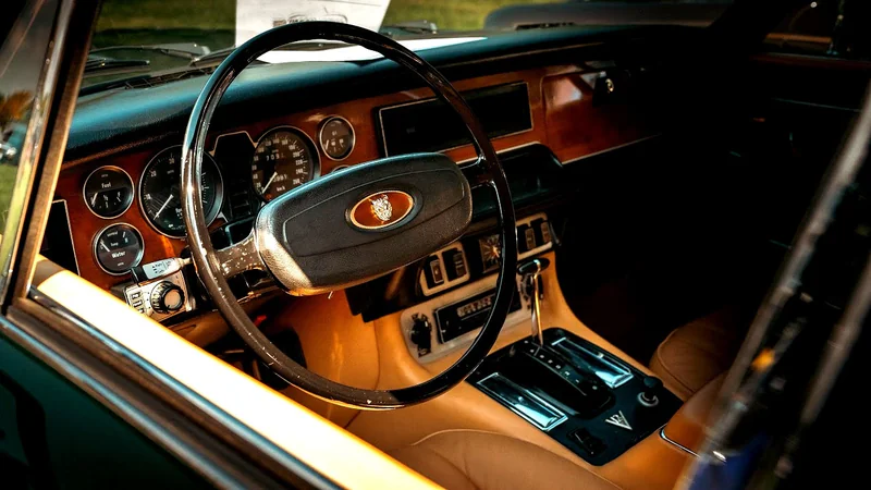 1975 Jaguar Xj12 in Hamilton 2