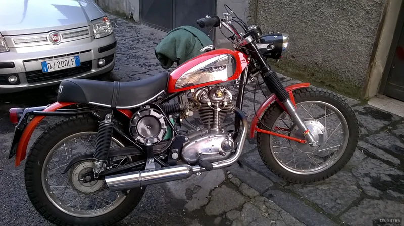 1971 Ducati Scrambler in Napoli 2